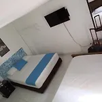 Hostal en la avenida Malecón